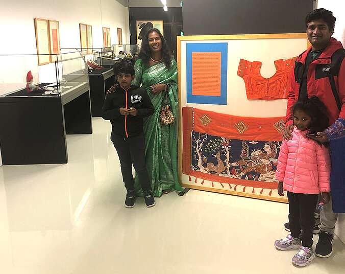 Eltern und zwei Kinder in der Ausstellung