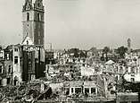 Zerbombte Innenstadt mit Nikolauskirche im Vordergrund (Foto: Stadtarchiv Friedrichshafen)