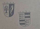 Wappen-Gemälde an Hauswand mit Jahreszahlen