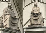 weibliche sitzende Steinfiguren an Hausecken