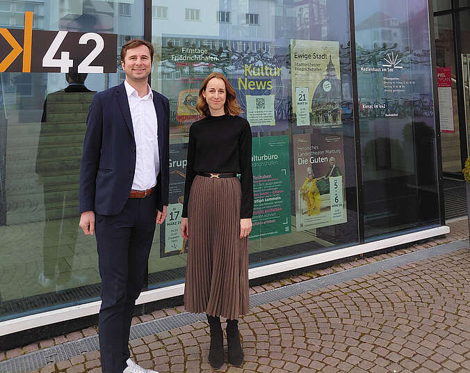 Erster Bürgermeister Andreas Hein und Dr. Anita Huhn, Leiterin des neuen Amts für Kunst und Kultur, vor dem Medienhaus am See.