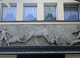 Steinrelief mit Jagdmotiv an Hausfassade