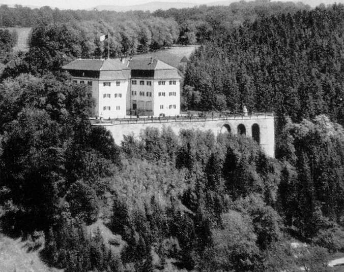 Schloss zwischen vielen Bäumen